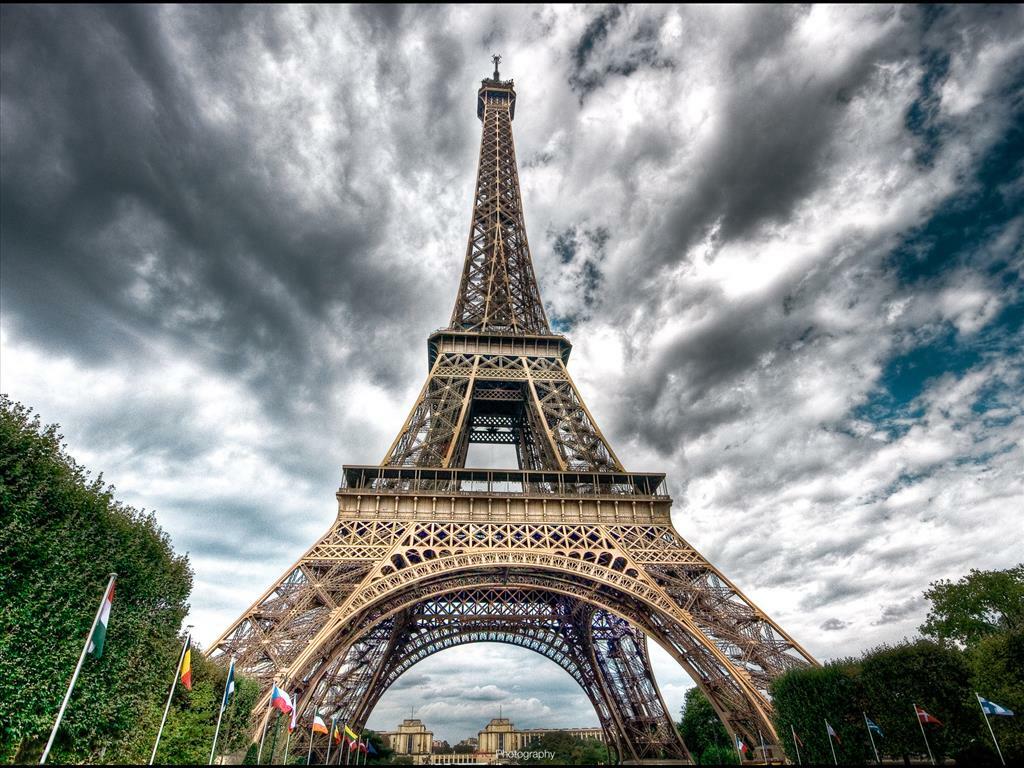 Tháp Eiffel giới thiệu nước Pháp